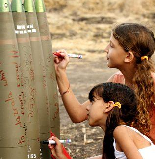 israeli-children-proudly-writing-onrockets-missles-shells-that-about-to-be-fired-at-lebanon-in-july-war-2006-with-hezbollah.png